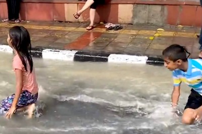 Viral Video of Delhi People Having 'Fun' in Sewage Water Sparks Debate on 'Civic Sense'