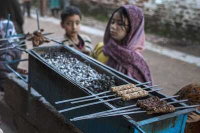 SDMC Proposes Ban on Display of Non-veg Food Outside Eateries