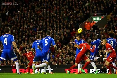 Luis Suarez scores as Liverpool beat Hull 2-0