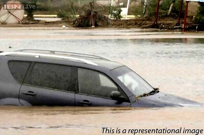 Delhi: AAP leader's car drowns in a pit while he was protesting to fill it