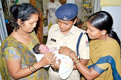 Mumbai: Woman delivers baby boy in train