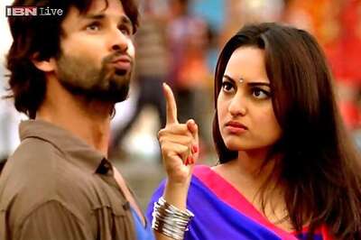 Sonakshi Sinha impresses Rajinikanth during 'Lingaa' shoot