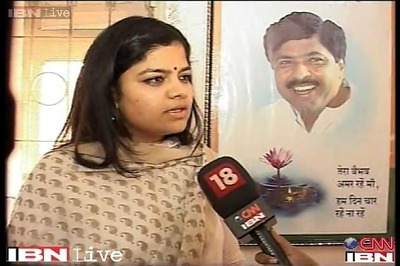 Poonam Mahajan meets Uddhav Thackeray, seeks his blessings