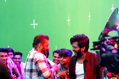 Riteish Deshmukh Expresses Gratitude to Salman Khan as He Completes Shooting His First Marathi Film