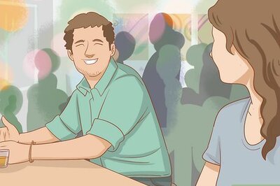 10 Smooth Strategies to Start a Conversation with a Girl in a Club