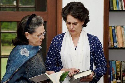 Sonia Gandhi Ends Retirement Rumours in Make or Break Polls For Rahul; No Word on Priyanka's Debut