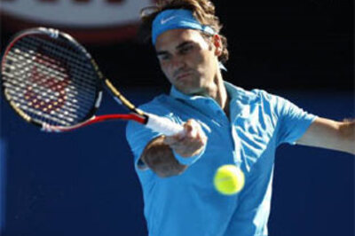 Federer wakes from slumber to overcome Davydenko