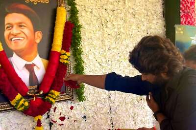 Allu Arjun Visits Puneeth Rajkumar's Family in Bengaluru, Pays 'Humble Respects' to Late Actor; Pics