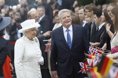 Queen Elizabeth II meets German President Joachim Gauck, rides Berlin boat