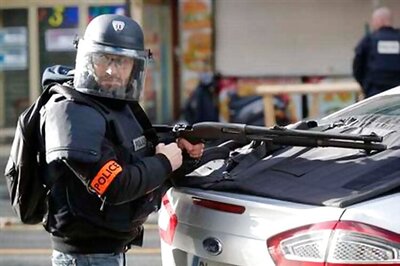 Man killed in attempt to attack Paris police: Officials