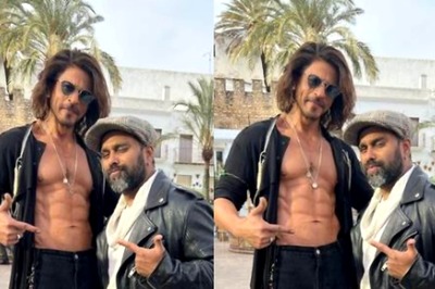 Shah Rukh Khan's Killer Abs in BTS Pic From New Pathaan Song Sends Netizens Into Frenzy