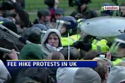 UK: student protesters attack Prince Charles' car