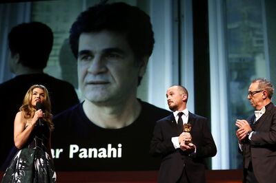 Award-winning Iranian film director Jafar Panahi to serve decade-old jail term