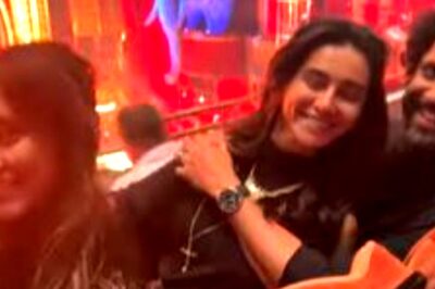 Anusha Dandekar Photobombing Sister Shibani Dandekar, Farhan Akhtar's Selfie is Every Sibling Ever