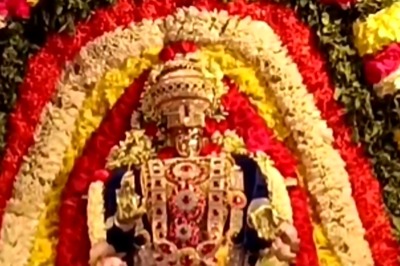 In Tamil Nadu's Reddiarchatram, Devotees Celebrate Krishna Jayanti With Traditional Pole Climbing