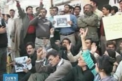 Pak journos take banned TV shows to the streets