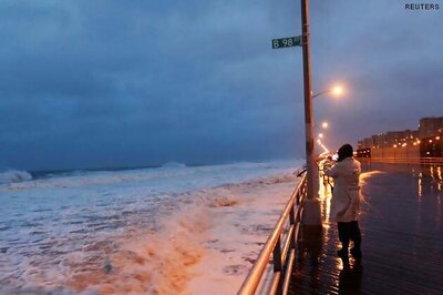 Sandy strengthens as nears coast; Wall Street shut