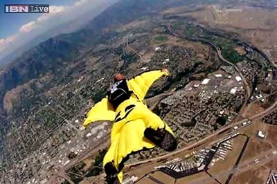 US woman celebrates 100th birthday with sky dive