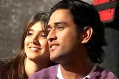 Dhoni bowls over Bollywood maidens