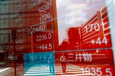 Global Stocks Fall On Tech Weakness, Dollar Gains