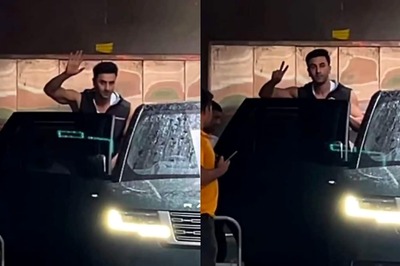 Ranbir Kapoor Looks Dapper In Casuls, Waves At Paps As He Gets Snapped In Mumbai | Photos