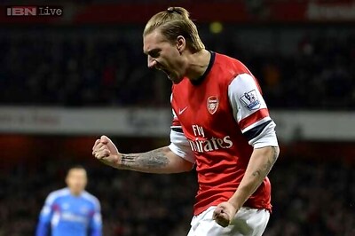 EPL leaders Arsenal beat Hull City 2-0