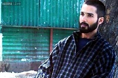 IBNLive Movie Awards 2015: Vishal Bhardwaj and Basharat Peer win the Best Dialogue award for 'Haider'