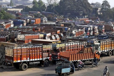 Stranded Trucks, Unpaid Workers: India Inc Counts Cost of Cash Crunch