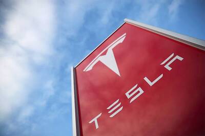 Family of Tesla Crash Driver Hires Law Firm, Questions Safety of Autopilot Mode