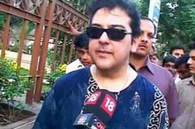 Cops barge in, demand Adnan's dad's medical records