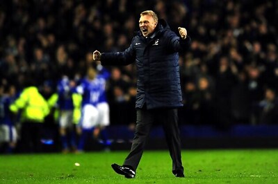 Everton boss Moyes sorry over referee confrontation