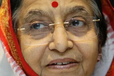 President Pratibha Patil safe after chopper hits wall