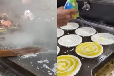 Bengaluru's 'High-Tech Dosa' Shop Using Broom to Clean Tawa Has Internet Asking, 'Is This Hygiene?'