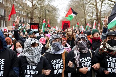 Pro-Palestinian Protestors Block London's Westminster Bridge, Clash with Police