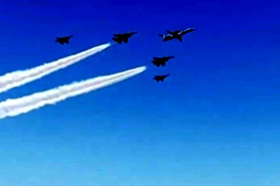 WATCH | Air Chief Leading 'Gurukul' Formation, IAF Suryakiran Making Heart in Sky at Aero Show 2023