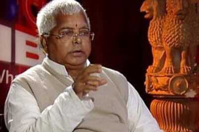Lalu calls up Pranab, says still in UPA