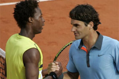 Federer shows the door to Monfils, enters semis