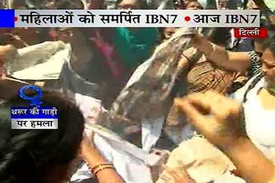 BJP women workers force Tharoor to leave function