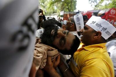 Martyr status to farmer who committed suicide at AAP rally? Delhi HC seeks reply from Centre