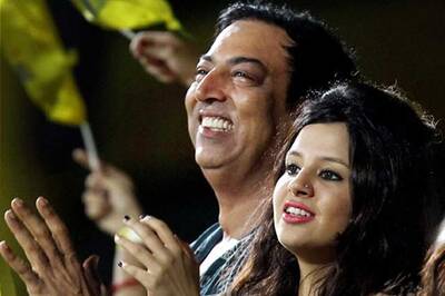 Snapshot: Dhoni's wife, Vindoo watching IPL match together