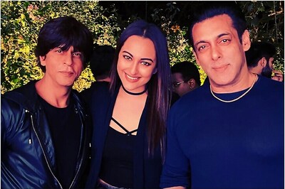 Shah Rukh Khan Attends Salman Khan's Birthday Bash, See Pics