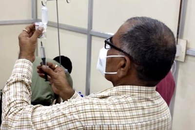 Gujarat MLA, Class 5 Dropout, Seen Filling Syringe with Remdesivir; Oppn Wants His Statue in Hospitals