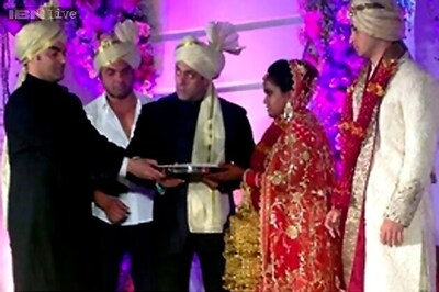 Snapshot: Arpita Khan ties the knot with Aayush Sharma; takes 'pheras' with the blessing of her parents, brothers