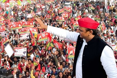 After Free Electricity, Akhilesh Promises Laptops to Students if Party Voted to Power