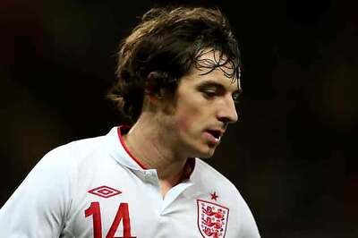 Manchester United make transfer bid for Leighton Baines