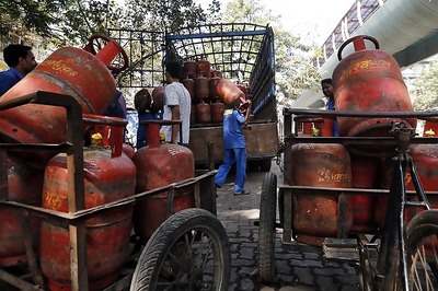 Government mulls 2-kg LPG cylinders; starts e-booking for connections