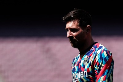 Lionel Messi to Take Wage Cut to Extend Stay at Barcelona: Report