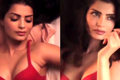 HOT! Sonali Raut Poses in Bed Wearing Fiery Red Bikini, Sexy Video Goes Viral; Watch