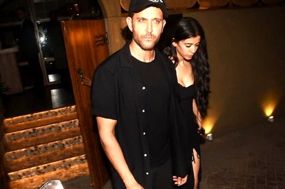 Hritihik Roshan Holds Saba Azad Close As Couple Gets Clicked on Romantic Date; Watch