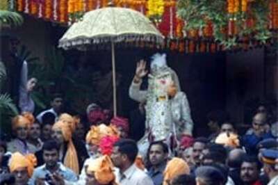 Abhishek's baraat sets off from Jalsa